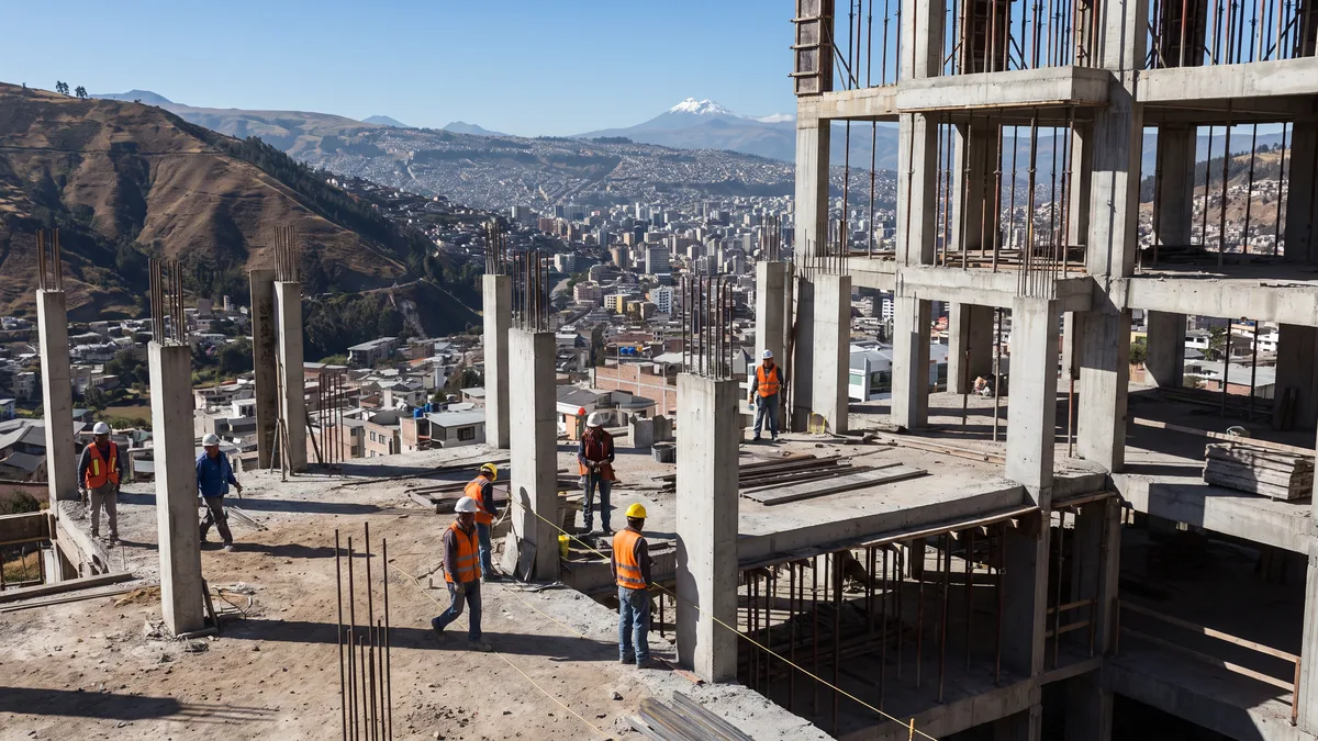 Estructura en construcción con sus columnas y vigas a la vista, antes de cerrar los muros